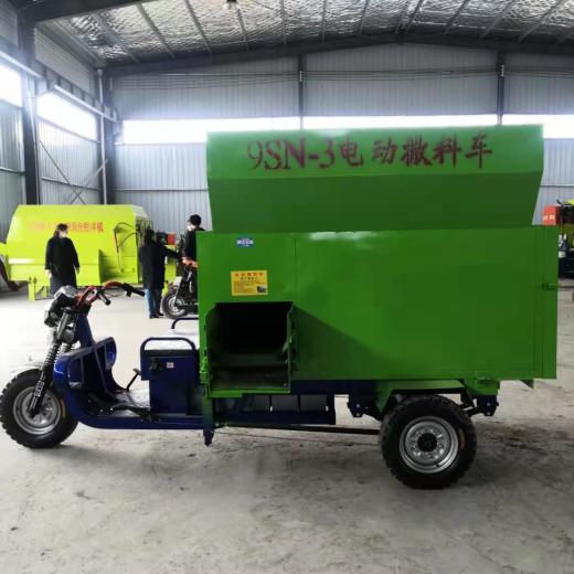 智能畜牧新利器 電動(dòng)自動(dòng)喂料車在牛羊馬養(yǎng)殖場的應(yīng)用與市場前景